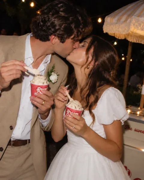 Wedding inspiration: a couple sharing gelato